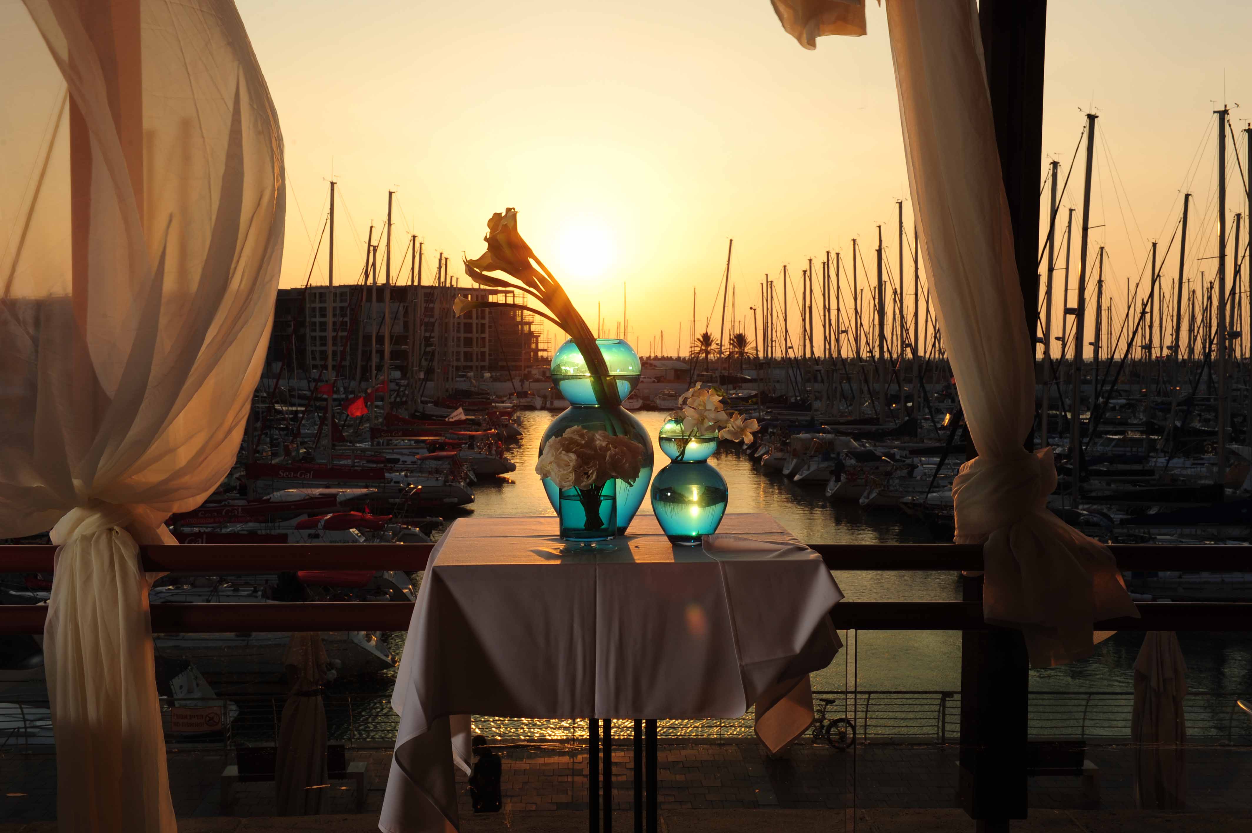 מסעדה על חוף הים הרצליה